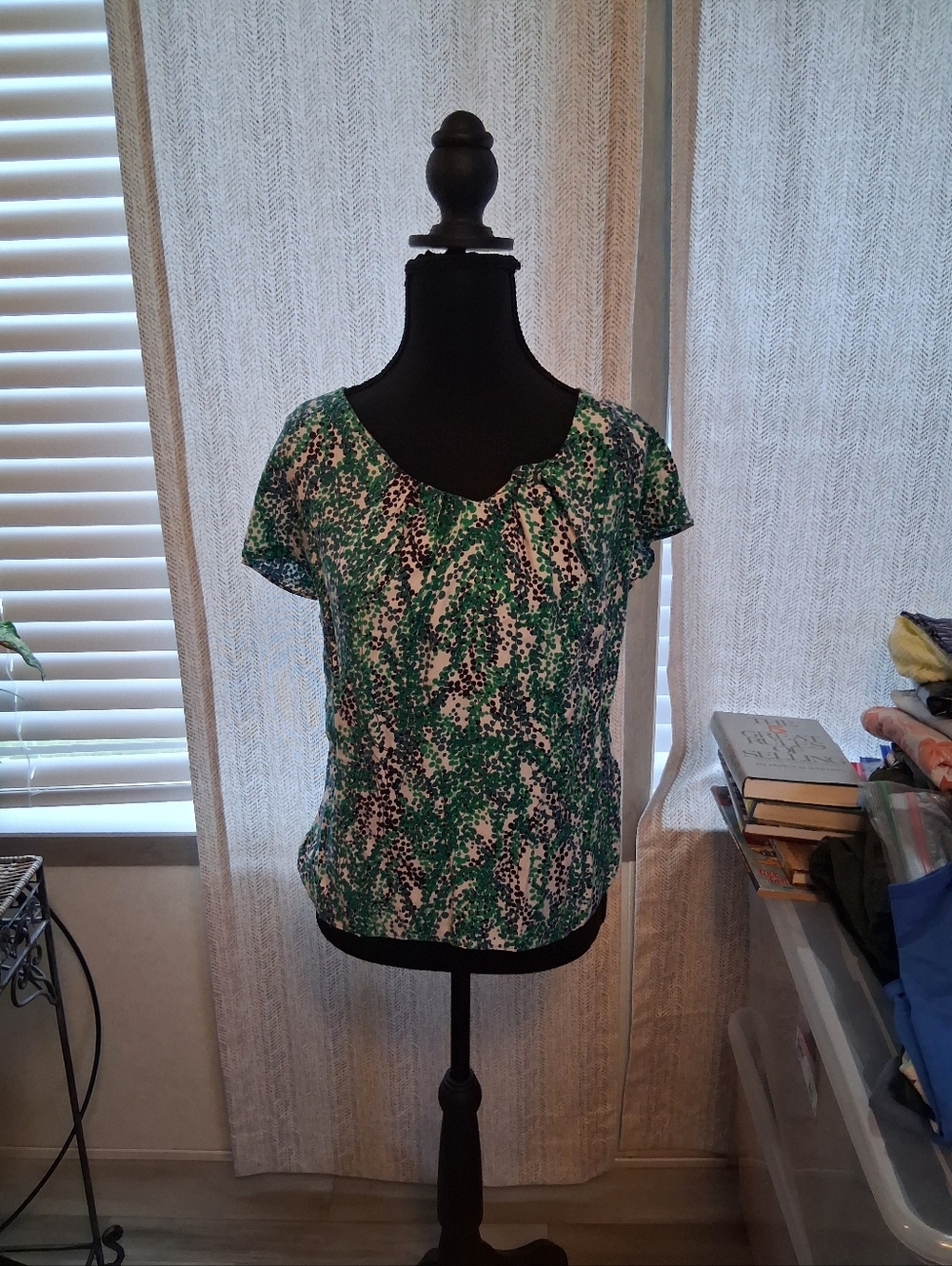 Boden Ravello silk blend cap sleeve blouse in a green and white print. Size 4